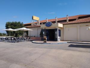 une personne debout devant un restaurant dans l'établissement Hostal Restaurante LA CEPA, à Cenicero