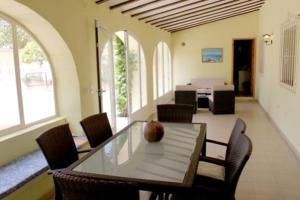 テウラーダにあるFinca Vicente - charming, Finca style holiday villa in Teuladaのダイニングルーム(テーブル、椅子付)