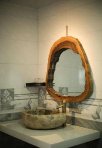 y baño con lavabo y espejo grande. en MOONG Homestay & Coffee Tà Xùa en Bắc Yên