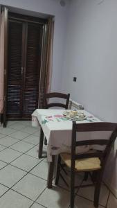 een tafel met twee stoelen en een tafel met een tafelkleed bij La Rustica mini apartment in Ortona