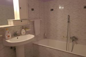 een badkamer met een wastafel, een douche en een bad bij La Rustica mini apartment in Ortona