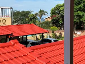 un toit rouge avec des voitures garées dans un parking dans l'établissement Seascape 18, à Uvongo Beach