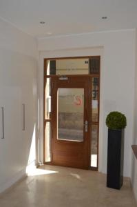 eine Holztür in einem Raum mit Topfpflanze in der Unterkunft Casa Del Carmen IIII - Parking incluido in Tudela