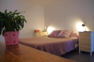 1 dormitorio con 1 cama y una maceta en Domaine Joseph LAFARGE Wine Resort B&B en Lugny