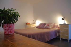 En eller flere senge i et værelse på Domaine Joseph LAFARGE Wine Resort B&B