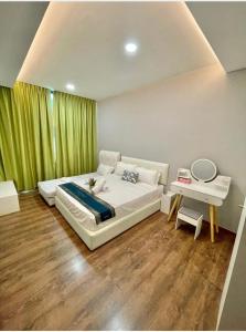 1 dormitorio con 1 cama grande y cortina verde en VIVACITY SUITES , 2-8PAx 2CARD LEVEL 12, en Kuching
