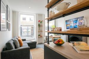 Preston Apartments في بريستون: غرفة معيشة مع أريكة ومدفأة
