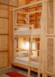 Ein Bett oder Betten in einem Zimmer der Unterkunft Society House Luxury Hostel