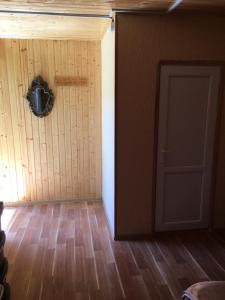 Zimmer mit einer Tür und einem Kranz an der Wand in der Unterkunft Sunset Krikhi in Ambrolauri