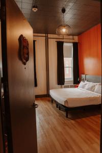 Un pat sau paturi într-o cameră la Hotel Historique et Manoir Route 66