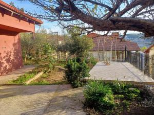 une maison avec une clôture et une passerelle dans l'établissement Άνετη κατοικία με κήπο, à Kastoria