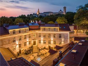 uma vista aérea de um grande edifício à noite em The von Stackelberg Hotel Tallinn em Talin