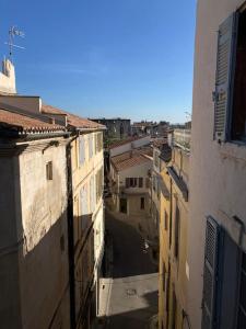 an overhead view of an alley between two buildings at Appartement lumineux, terrasse, centre historique in Arles