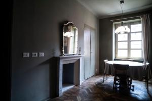 d'une salle à manger avec une table et une fenêtre. dans l'établissement L'Ambasciata, à Turin