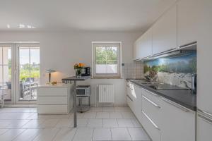 Kuchyň nebo kuchyňský kout v ubytování fewo1846 - Strandresidenz Wassersleben Meeresbrise App 685 - komfortables Apartment mit Balkon und Meerblick