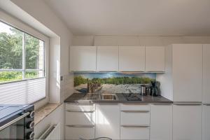 Kuchyň nebo kuchyňský kout v ubytování fewo1846 - Strandresidenz Wassersleben Meeresbrise App 685 - komfortables Apartment mit Balkon und Meerblick