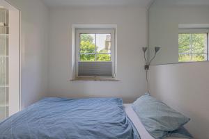 a bedroom with a bed and a window at fewo1846 - Strandresidenz Wassersleben Meeresbrise App 685 - komfortables Apartment mit Balkon und Meerblick in Harrislee