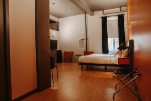 Un pat sau paturi într-o cameră la Hotel Historique et Manoir Route 66