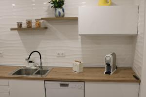 eine Küchentheke mit einem Waschbecken und einem Waschbecken in der Unterkunft Casa dos Pexins Buzina Sitio in Nazaré