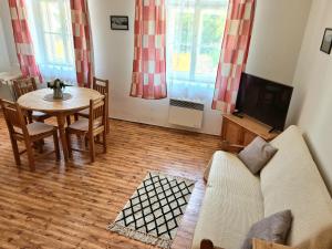 Istumisnurk majutusasutuses Úzkokolejky - apartmány Nová Bystřice