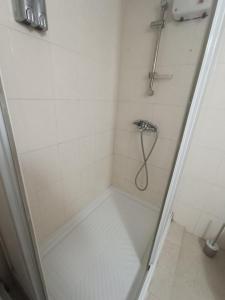 uma casa de banho com um chuveiro. em Heart of the City em Limassol