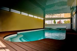 Bazén v ubytování La Tour D Aligre nebo v jeho okolí