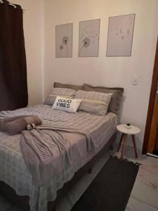 a bedroom with a bed with a sign on it at Recanto Monte Trigo in São Francisco do Sul