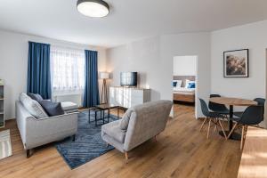 un soggiorno con un divano, sedie e un tavolo di Hotel Restovna a Jíloviště