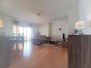 uma sala de estar com um sofá e uma mesa em RIVER Beach Apartment em Portimão