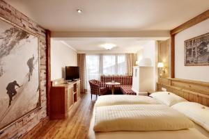 Llit o llits en una habitació de Smaragdhotel Tauernblick