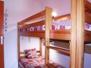 a bedroom with two bunk beds in a room at Appartement Les Orres, 1 pièce, 6 personnes - FR-1-322-26 in Les Orres