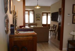 ein Wohnzimmer mit einem Tisch und Büchern darauf in der Unterkunft Fantástico Apartamento Casa Macarena Plaza Mayor in Ciudad-Rodrigo