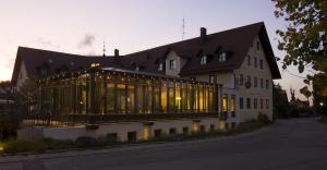 Un edificio con muchas ventanas. en Hotel Landgasthof Hofmeier, en Hetzenhausen