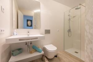 un bagno con lavandino, WC e doccia di Apartamento Ola de Mar a Felanitx Altre 17 foto