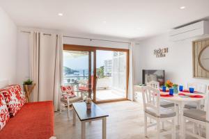 un soggiorno con un divano e un tavolo di Apartamento Ola de Mar a Felanitx