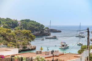 una vista di un porto con barche in acqua di Apartamento Ola de Mar a Felanitx