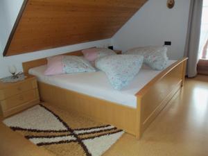 A bed or beds in a room at Haus Schupp