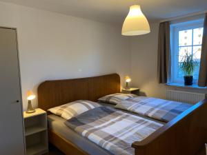 um quarto com 2 camas e uma janela em Ferienwohnung am Schmetterlingssteig em Trendelburg