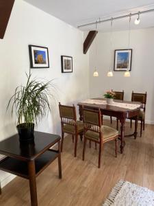 a dining room with a table and chairs at Ferienwohnung am Schmetterlingssteig in Trendelburg
