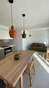a living room with a wooden table in a kitchen at Lukenda Rooms - Apartment in Pakoštane