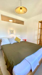 - une chambre avec un grand lit dans l'établissement Lukenda Rooms - Apartment, à Pakoštane