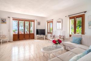 una sala de estar con un sofá y una mesa en C267 Gaya- Bell Punt by Mallorca Villa Selection, en Alcanada