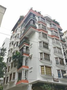 un edificio alto y blanco con balcones. en Bandra’s Prime luxurious 2 BHK, en Bombay