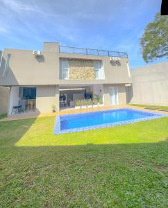 ein Haus mit einem Swimmingpool davor in der Unterkunft Armada Resort Puncak in Sampal 2