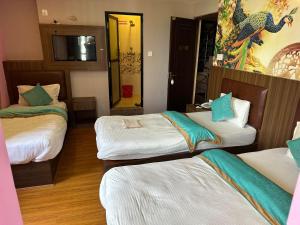 Rúm í herbergi á HOTEL PARAMI INN