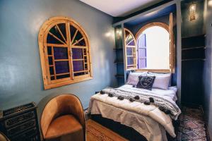 sypialnia z łóżkiem i oknem w obiekcie A Casa da mare w mieście Al-Dżadida