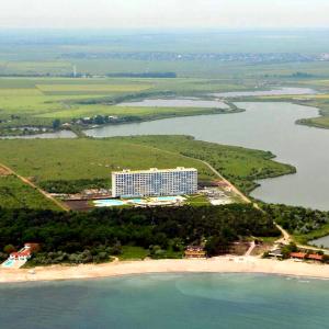 eine Luftaufnahme eines Resorts an einem Strand in der Unterkunft Mediterranean Apartments at Blaxy, Olimp in Olimp