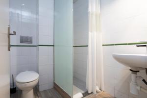 La salle de bains est pourvue de toilettes et d'un lavabo. dans l'établissement HOSTAL BEDMATES, à Barcelone