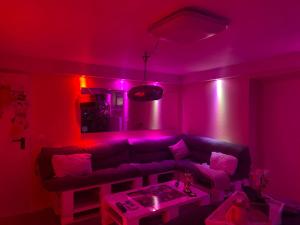 ゲーストハッハトにあるThailand Lounge Whirlpool Sauna SPAのリビングルーム(ソファ、ピンクの照明付)