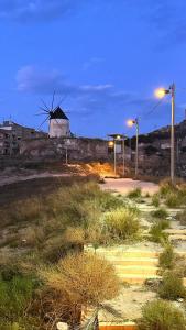 um moinho de vento no meio de um campo com luzes de rua em HABITACIÓN DOBLE (DOS CAMAS) EN CENTRO HISTÓRICO em Cartagena
